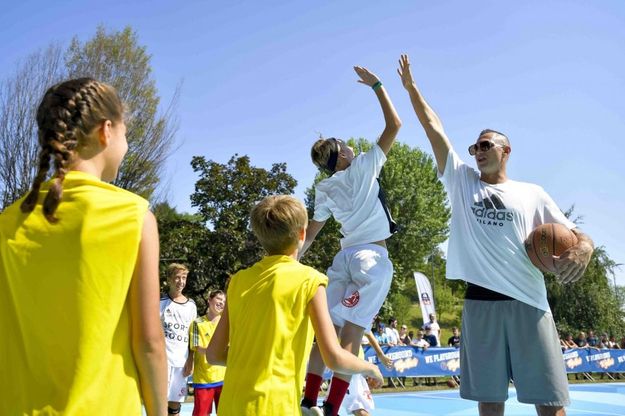 Basket, un canestro per Milano: Gallinari inaugura un nuovo playground in città