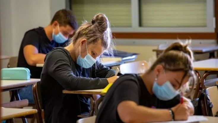 Covid, la proposta di Lopalco: "Iniziamo la Fase 2 della vaccinazione dalla scuola" 