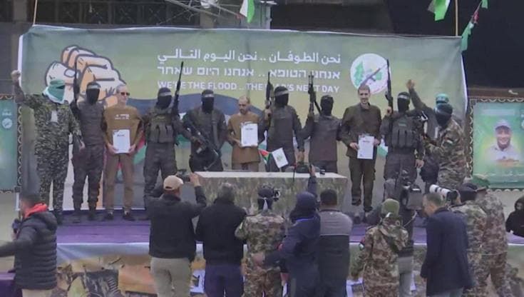 Medio Oriente, i tre ostaggi israeliani sul palco di Hamas: le immagini della liberazione a Gaza