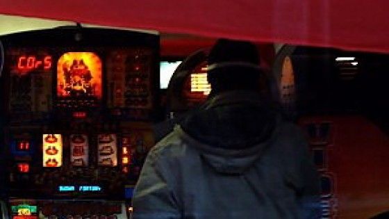 A 14 anni in sala slot: quelli che si giocano l'adolescenza