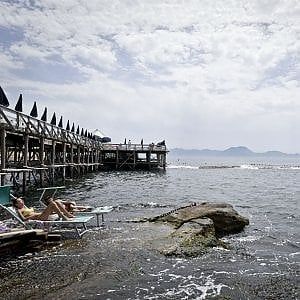 Trucchi, trappole e piccoli ricatti, e al Bikini c'è la tassa d'ingresso
