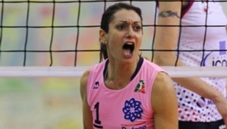 Volley, resta incinta e il club la cita per danni: l'incredibile caso di Lara Lugli