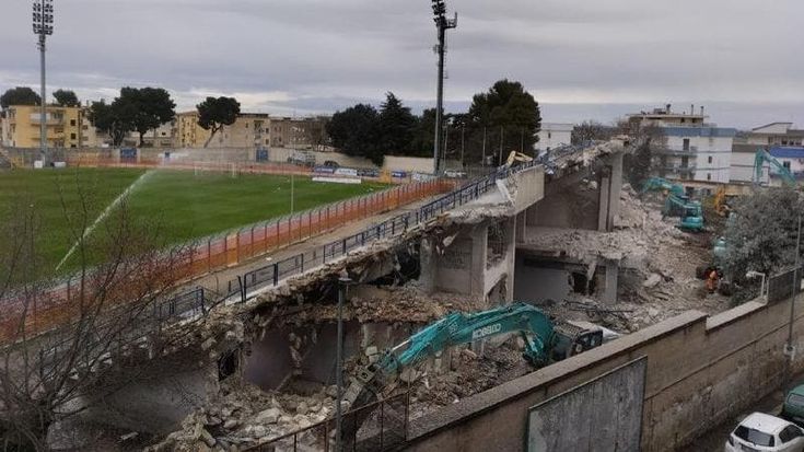 Addio alla gradinata “Franco Mancini” e alle curve: parte il restyling dello stadio di Matera