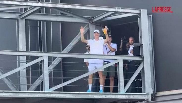 Foro Italico, Sinner saluta ma non si concede alle tifose. Che lo perdonano: "È sempre bello"
