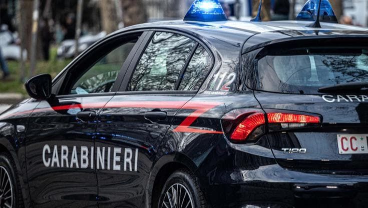 Entra in casa del vicino e lo picchia: anziano è in coma. Arrestato commerciante di 43 anni
