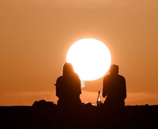 Due cuori e un sole gigante, a Forio il tramonto è uno spettacolo