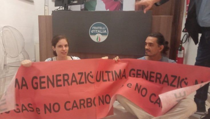 Gli attivisti di Ultima Generazione occupano la sede di Fratelli d’Italia: "Vogliamo un impegno contro il cambiamento climatico"