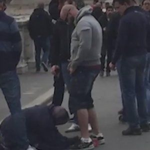 Mendicante umiliata da ultras dello Sparta. Giachetti: "Mai più negli stadi italiani". Raggi: "Chiudere Roma a tifosi-bestie"