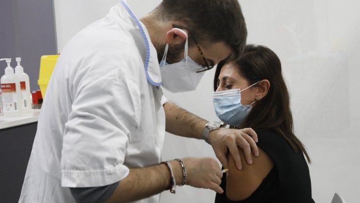 Coronavirus, il bollettino di oggi 24 febbraio: 16.424 nuovi casi e 318 vittime
