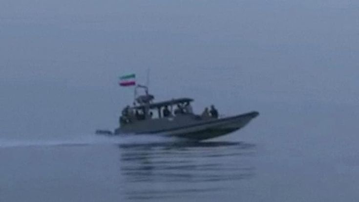 Transponder spenti, pedaggi in cripto, amicizie: trucchi e rischi delle poche navi passate da Hormuz