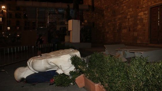 Firenze, crolla una delle due statue di Urs Fischer in piazza Signoria