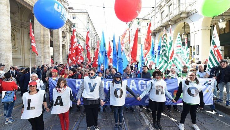 Festa dei lavoratori, corteo del primo maggio a Torino: “Basta precarietà e stop ai violenti”