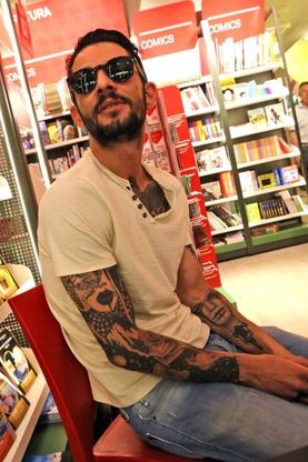 Nesli, la fila dei fan per "Kill Karma" (e una foto col rapper)