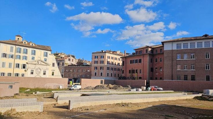 Dentro il giardino segreto nel cuore di via Giulia: tanta arte e viali in fiore