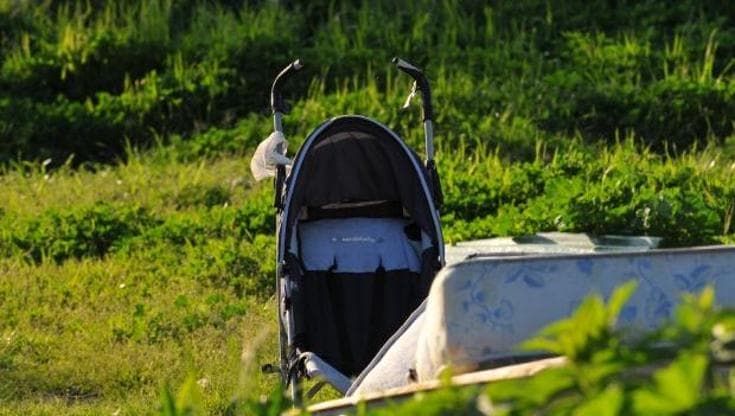 Due bambine cresciute nella piazza della droga: “I genitori le lasciavano ai pusher”