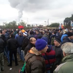 Indotto Ilva, sale il livello della protesta: gli operai bloccano il ponte girevole e la statale 106