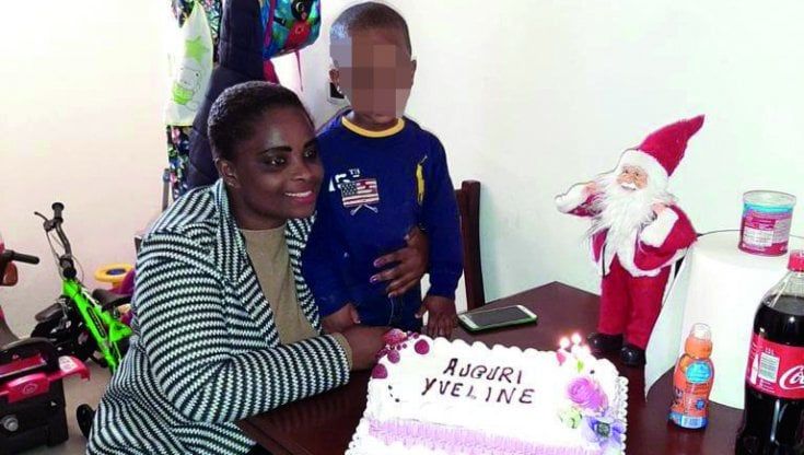 Il riscatto di Yveline: "Dal viaggio incinta su un barcone al borgo di Ceraso: ora studio e lavoro"