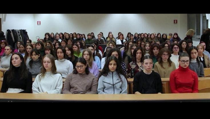 Un'aula piena che si svuota: il video delle studentesse della Statale che racconta l'effetto dei femminicidi
