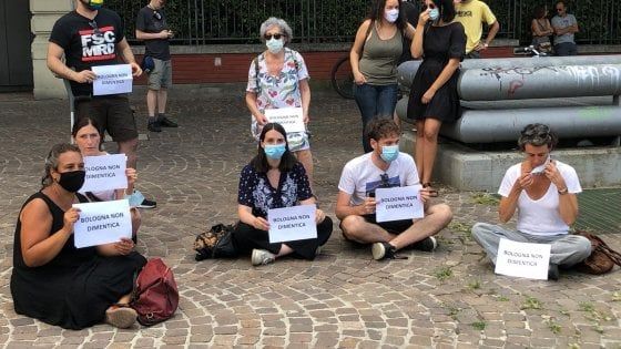 Due agosto, a Bologna gli antifascisti occupano la piazza dei revisionisti