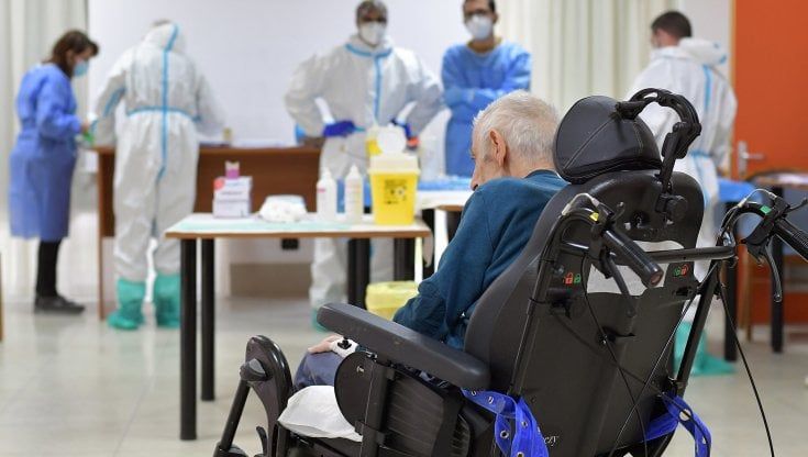 Case di riposo per anziani: costi raddoppiati, personale introvabile e il virus che torna a fare paura