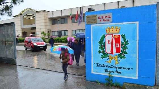 Bari, il preside delle impronte digitali a scuola ci riprova: "Un'app per vedere da casa i figli all'asilo"
