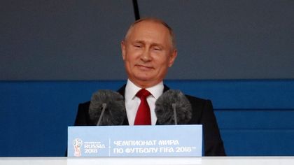 A Mosca scatta il Mondiale: Putin sugli spalti con Infantino e Maradona