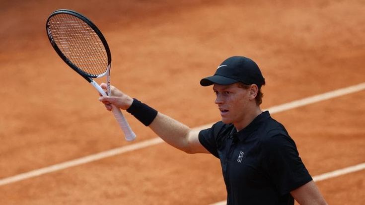 Sinner non sbaglia alla ripresa dopo la pioggia: 6-4 a Medvedev, in finale contro Ruud
