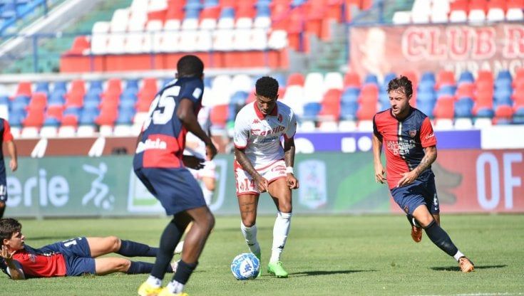 Calcio, il Bari vince a Cosenza: 1-0 per i biancorossi con un colpo di testa di Cheddira