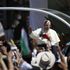 Il Papa a Betlemme, la folla esulta
