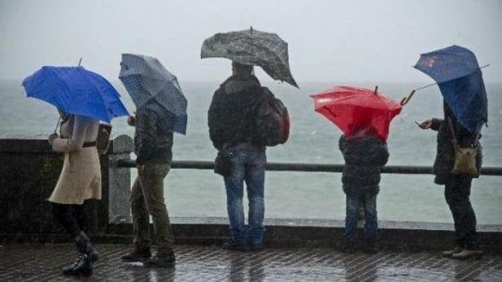 Allerta meteo, scuole chiuse in 11 comuni vesuviani: "Vento fino a 72 km all'ora"