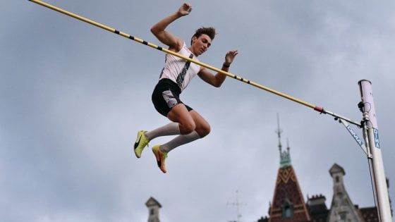 Atletica, salto con l'asta: Duplantis e Kendricks danno spettacolo a Losanna