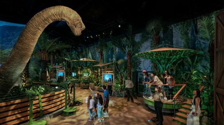 Jurassic World, tra Baby Bumpy e il velociraptor Blue a tu per tucon i dinosauri