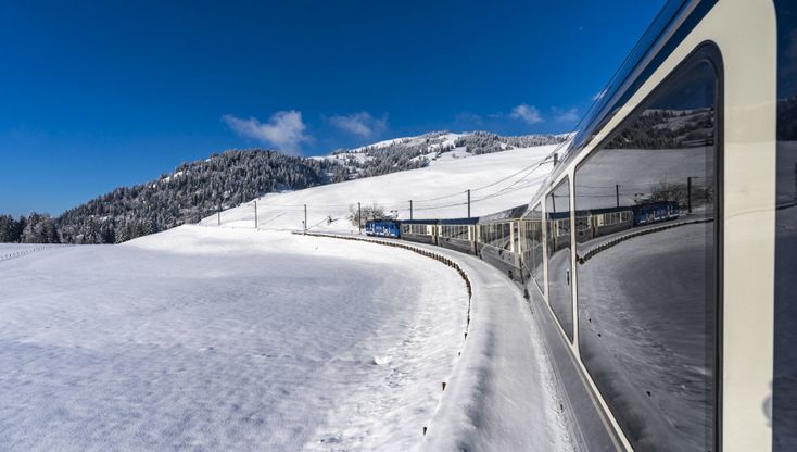 Svizzera, il Goldenpass Express: con lo stesso treno sulle linee tradizionali e di montagna