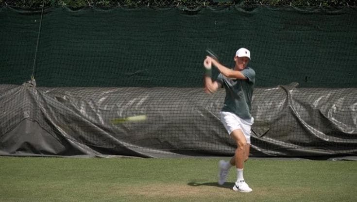Wimbledon, Sinner scende in campo: l'allenamento prima del debutto