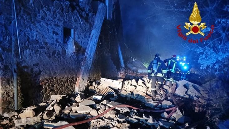 Esplosione in una palazzina in provincia di Arezzo, ci sono tre feriti. Una donna è grave