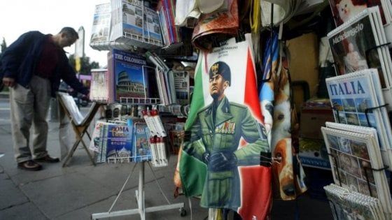 "Basta gadget fascisti nei mercatini di Reggio Emilia": passa mozione Pd-Sel