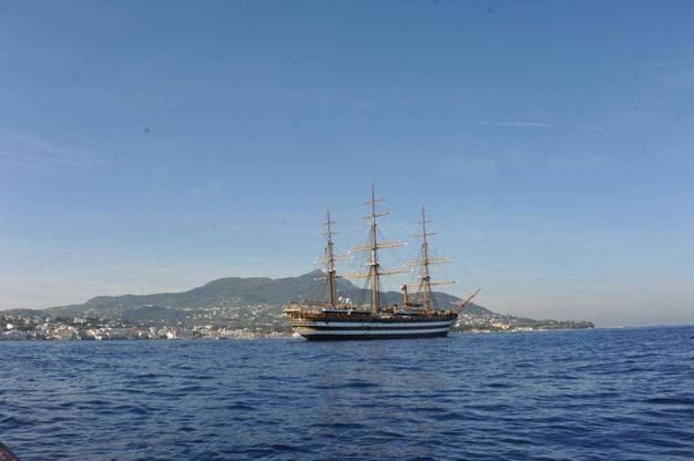 Ischia e Procida, occhi puntati sull'Amerigo Vespucci 