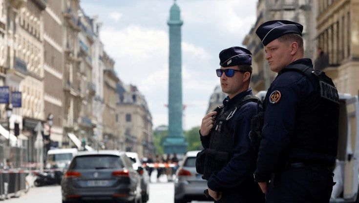 Parigi, rapina a mano armata in pieno centro da Chanel: "Colpo da diversi milioni di euro"