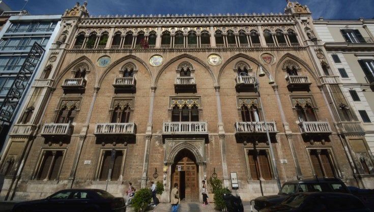 Bari, al via il restauro della facciata di palazzo Fizzarotti: nuova luce per l'edificio più eclettico della città