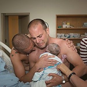 Omofobia, coppia gay fa causa a Fratelli d'Italia