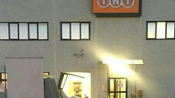 Foggia, assalto alla ditta di spedizioni: commando demolisce il muro e fugge con la cassaforte