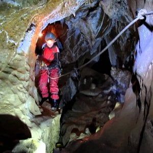 Cuneo, cento soccorritori nel fango per salvare lo speleologo ferito in grotta