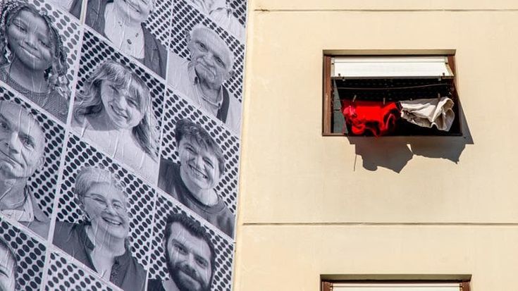 I 150 volti dell’artista JR tappezzano i palazzi di Tor Bella Monaca: “Ecco il vero volto del quartiere”
