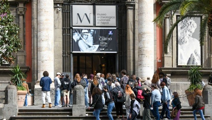 Ponte 25 aprile, folla di turisti a Napoli: in fila davanti ai musei