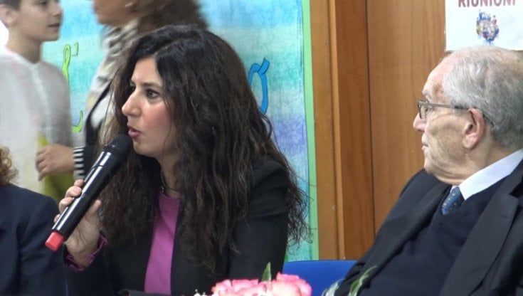 Covid, in salita contagi e ricoveri in Campania. Attacchi No vax alla preside Pirone