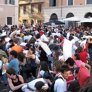 Trastevere, domenica la guerra dei cuscini