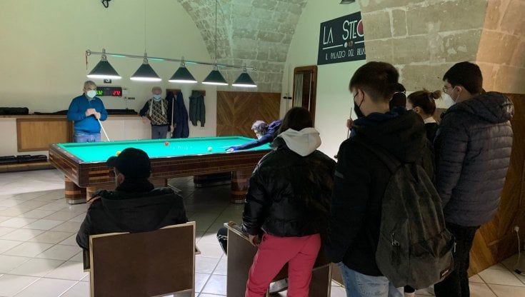 Studenti a lezione di biliardo: due ore alla settimana di teoria e pratica per imparare i segreti della carambola
