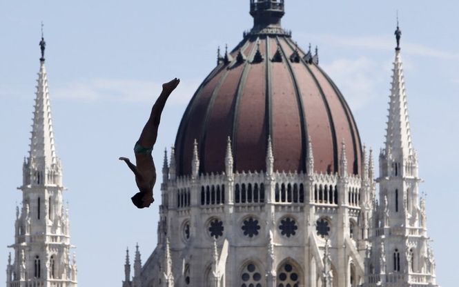 Mondiali nuoto, in volo sul Parlamento di Budapest: l'italiano De Rose bronzo dalle grandi altezze