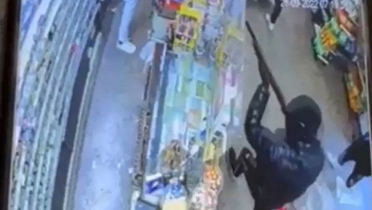 Rapine e pestaggi ai tabaccai di Afragola, il capo della gang ha 20 anni: la camorra voleva fermarli con 300 euro