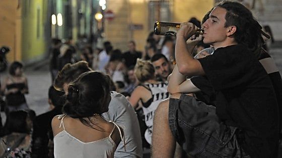 Oms, giovani potrebbero provocare nuovi picchi in Europa